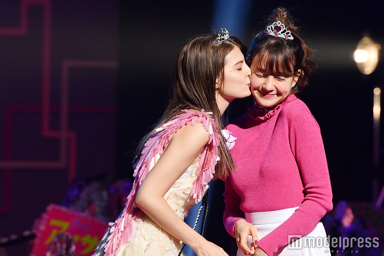 マギー「ViVi」卒業にトリンドル玲奈も号泣　涙のキスに会場感動「やめてほしくない！」