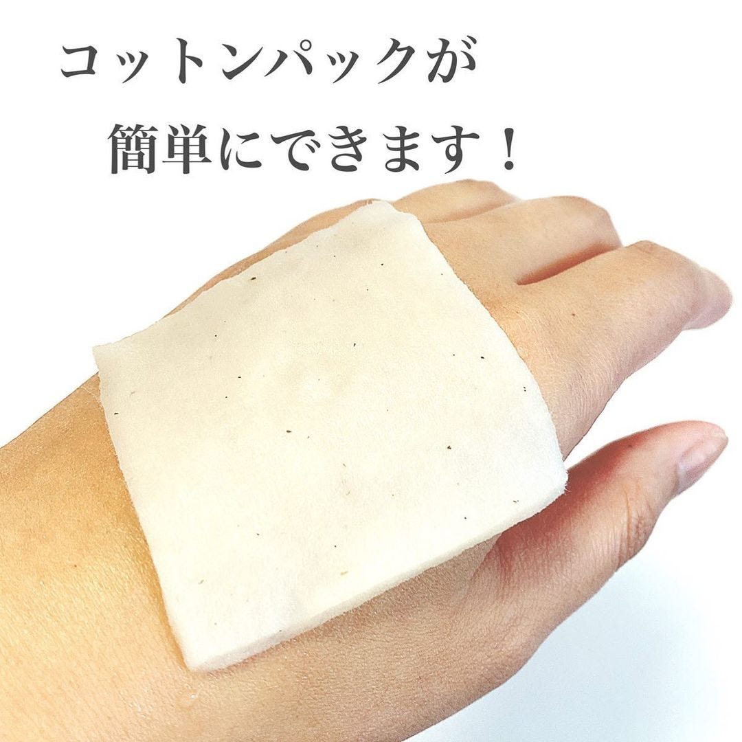ダイソーの「ワンプッシュ化粧水ボトル」を使って化粧水を浸したコットン