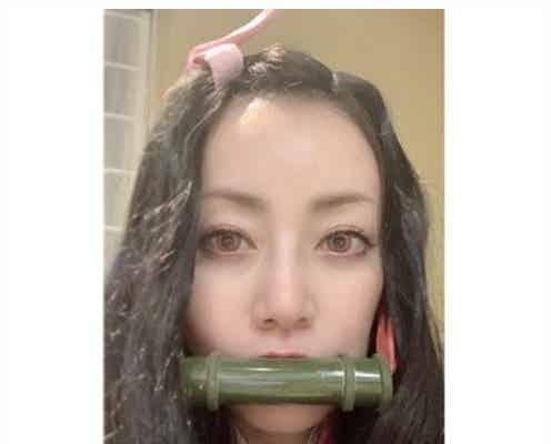 PUFFY大貫亜美、初のカラコンで「鬼滅」禰豆子コス 岩堀せりは無惨に
