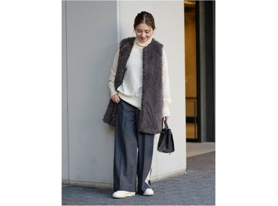 トレンドのグレーを多く取り入れたモノトーンコーデの外しに白スニーカーを　出典：WEAR