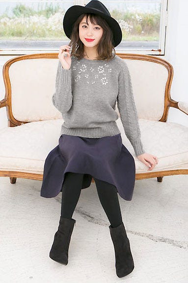 お花ビジューラグラン切替えケーブルニットプルオーバートップス「神戸レタス」2990円(税込)/画像提供:神戸レタス