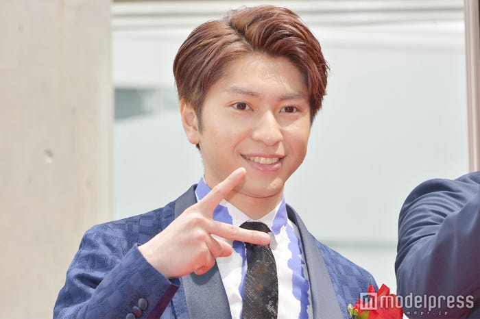 スーツにはまる!前髪なしのスタイル (C)モデルプレス