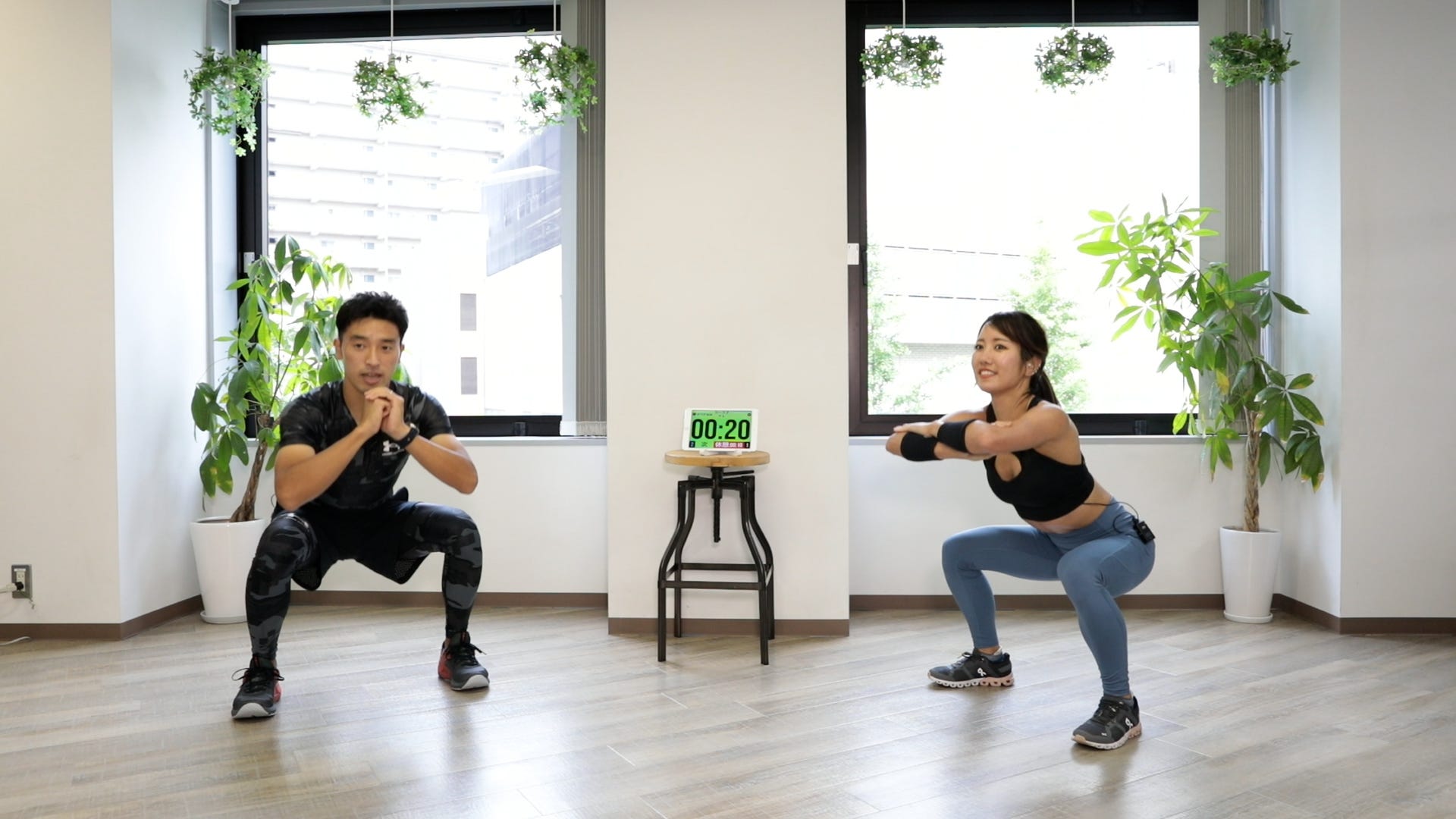 お尻を太ももが床と平行になるまで下ろす