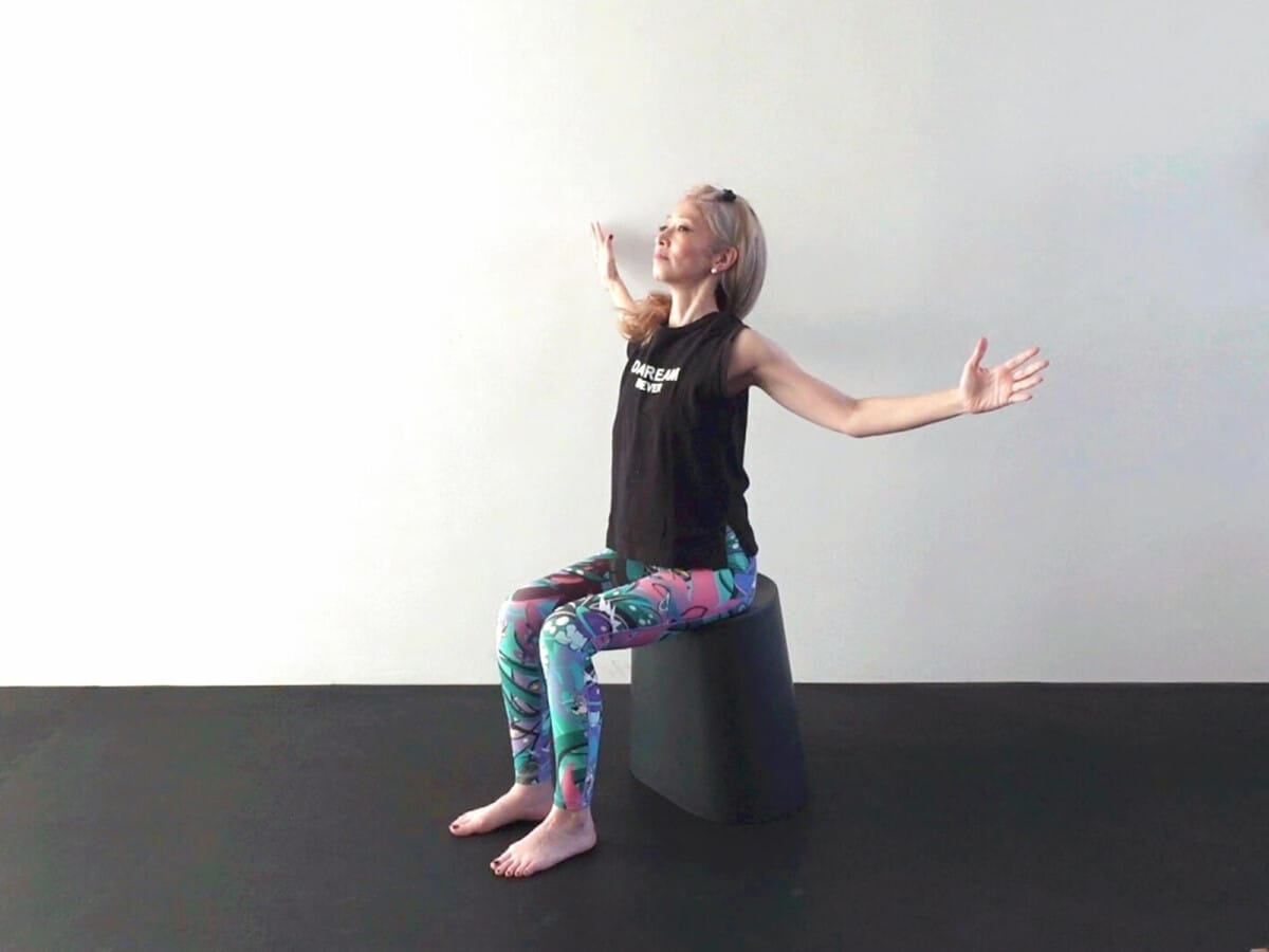 4：肩、首をゆっくり伸ばします。