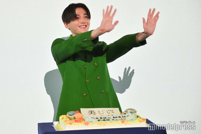 ファンに手を振る八木勇征(C)モデルプレス