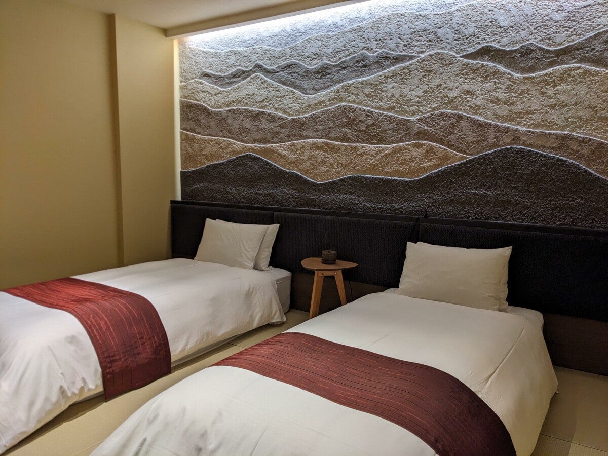 ヘッドボードは火山の噴出物であるシラスを使っている（界