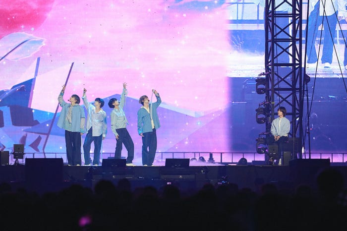 TOMORROW X TOGETHER(P)&(C)BIGHIT MUSIC