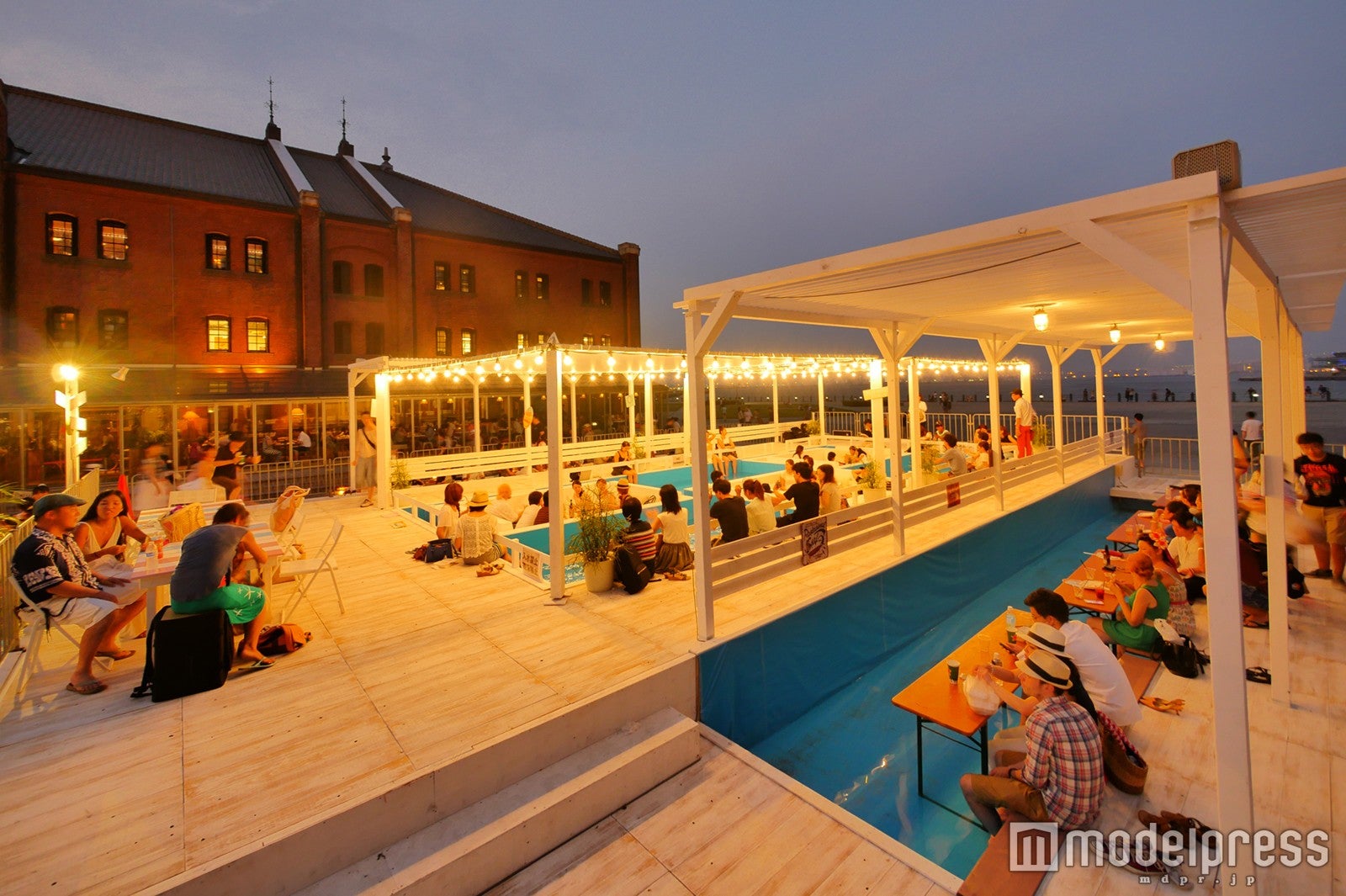 日没後は昼間より幻想的なムードに包まれる／画像提供：横浜赤レンガ