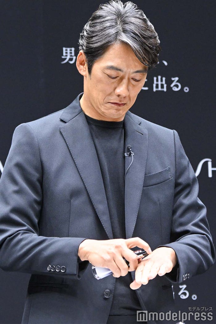 商品を試す反町隆史(C)モデルプレス