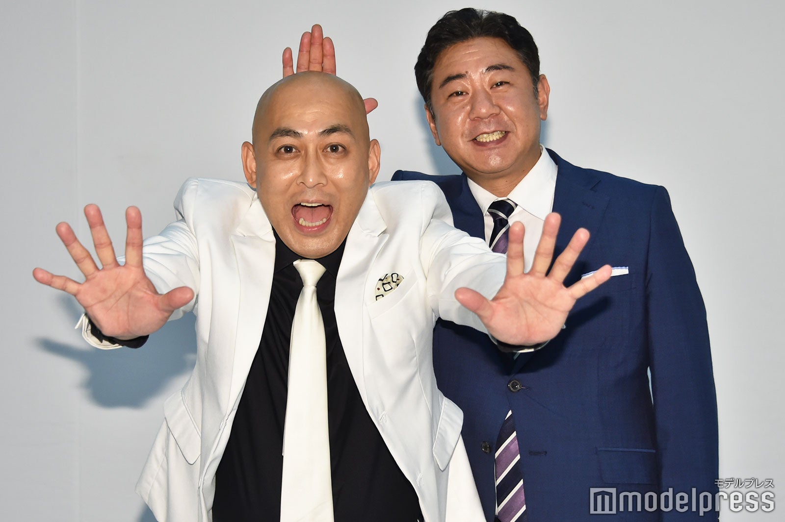 （左から）長谷川雅紀、渡辺隆（錦鯉）（C）モデルプレス