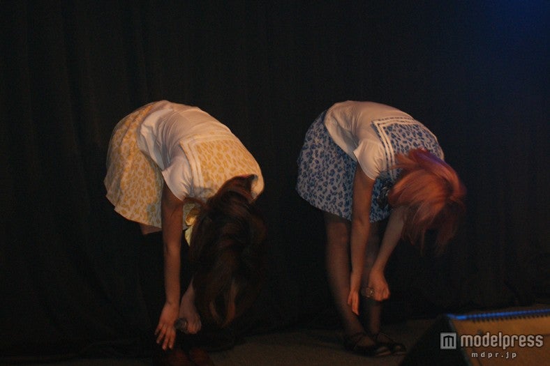 ライブイベント中の坂井樹乃、江崎ななほ