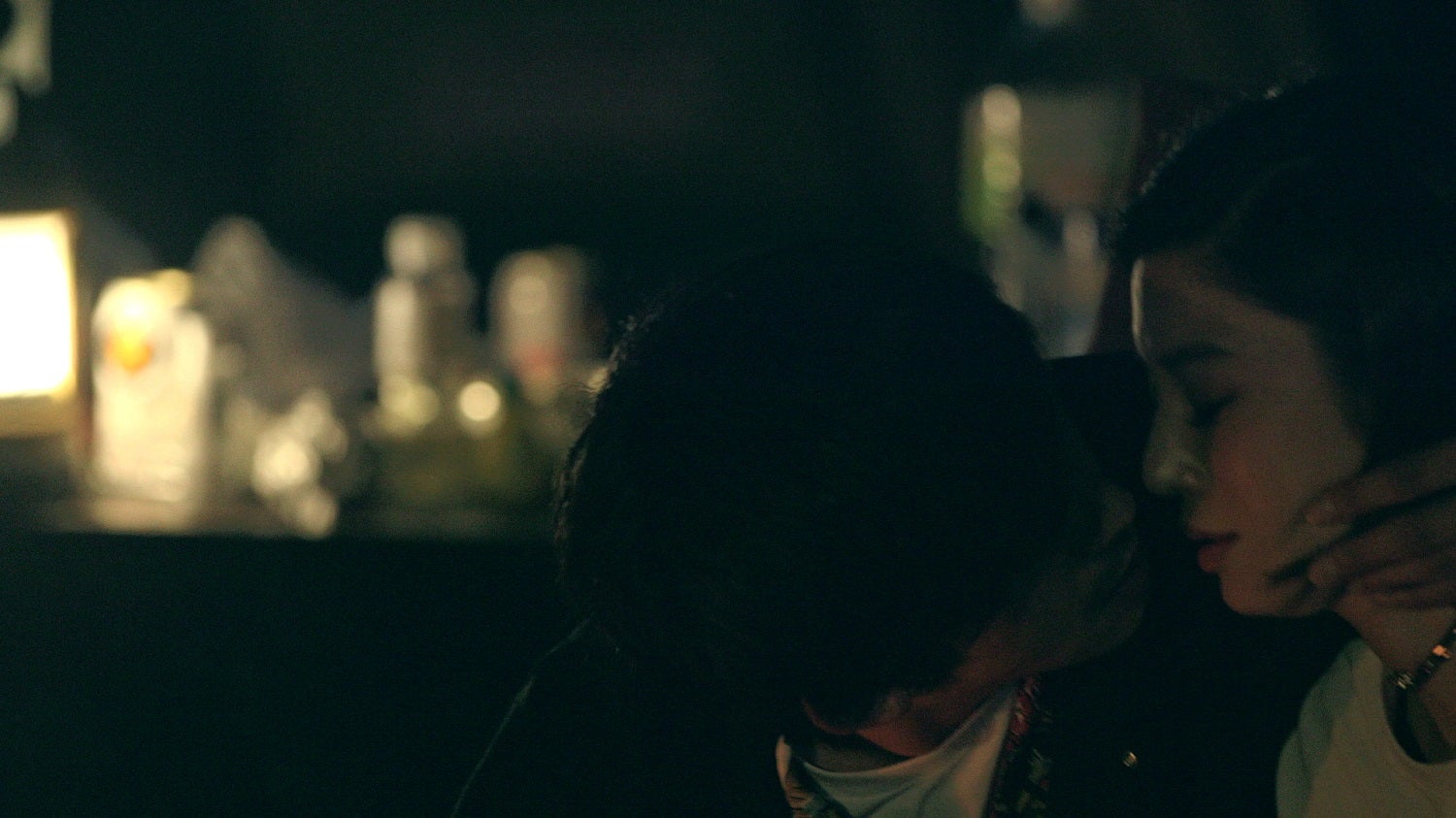 上村翔平とのキス「TERRACE HOUSE OPENING NEW DOORS」（C）フジテレビ／イースト・エンタテインメント