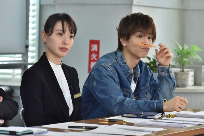 戸田恵梨香、岩田剛典/「崖っぷちホテル!」第4話より(C)日本テレビ