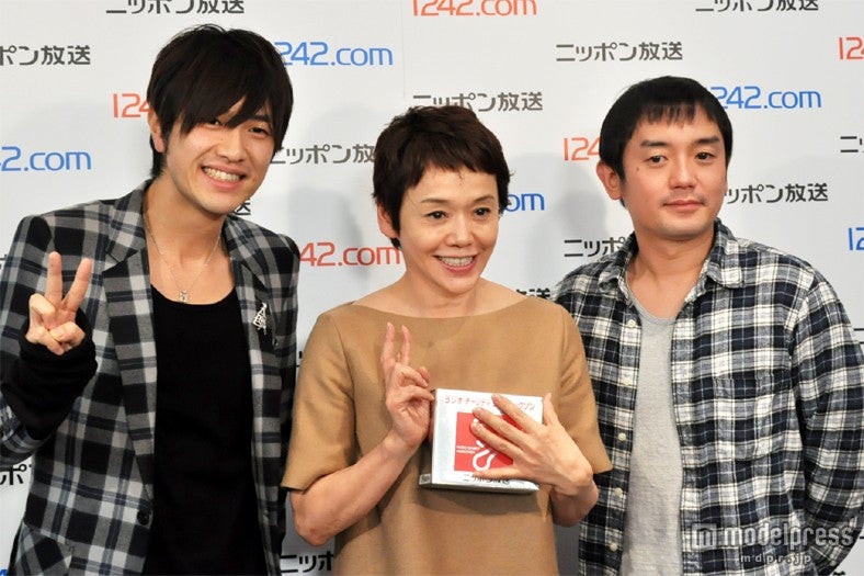 大竹しのぶ（中）とゆず（左：北川悠仁／右：岩沢厚治）