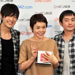 大竹しのぶ(中)とゆず(左:北川悠仁/右:岩沢厚治)