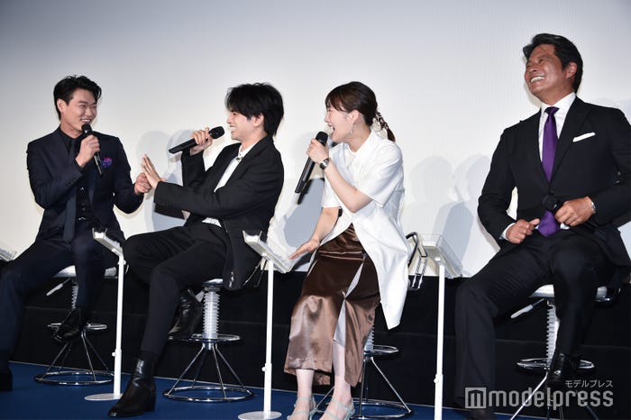 「シッコウ!!~犬と私と執行官~」会見中も和気あいあいとしていた笠松将、中島健人、伊藤沙莉、織田裕二(C)モデルプレス