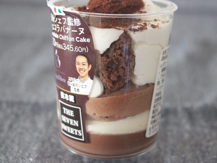 カップ底から順に、チョコソース、バナナクリーム、ショコラムース、ショコラシフォン、ホイップクリームという構成