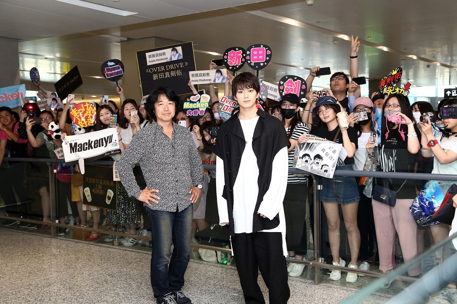 空港にファンが殺到 （C）2018「OVER DRIVE」製作委員会