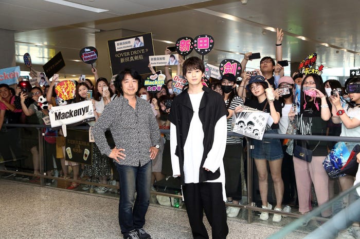 空港にファンが殺到 (C)2018「OVER DRIVE」製作委員会