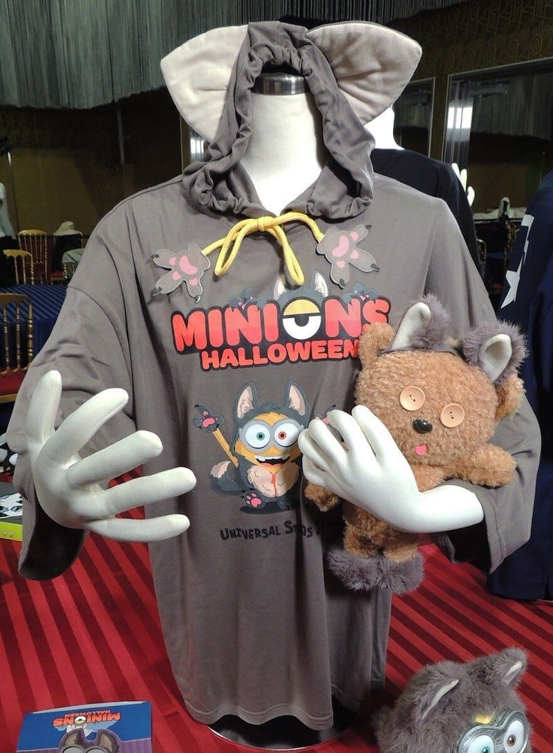 ミニオンのフード付きTシャツ(5100円)と、ぬいぐるみ(3800円)。「ロデオドライブ・スーベニア」などで販売