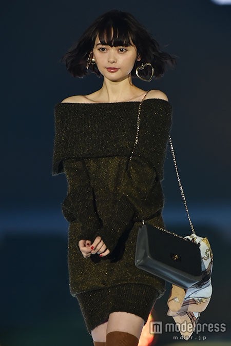 玉城ティナ、艷やか美デコルテに観客うっとり＜GirlsAward 2015 A／W＞