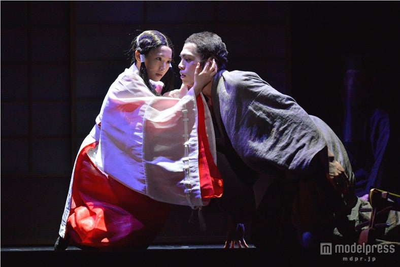 舞台「耳なし芳一」に出演する（左から）安倍なつみと山本裕典／撮影：阿部章仁