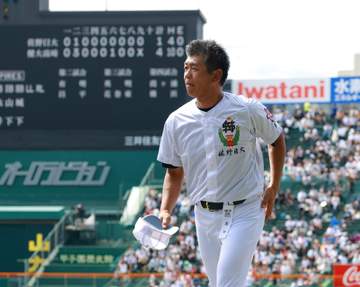元阪神投手の佐野日大・麦倉洋一監督「このチームはよく頑張った。一番弱い代かなと思って」敗戦後はベンチ前で健大高崎をたたえて青柳監督と握手