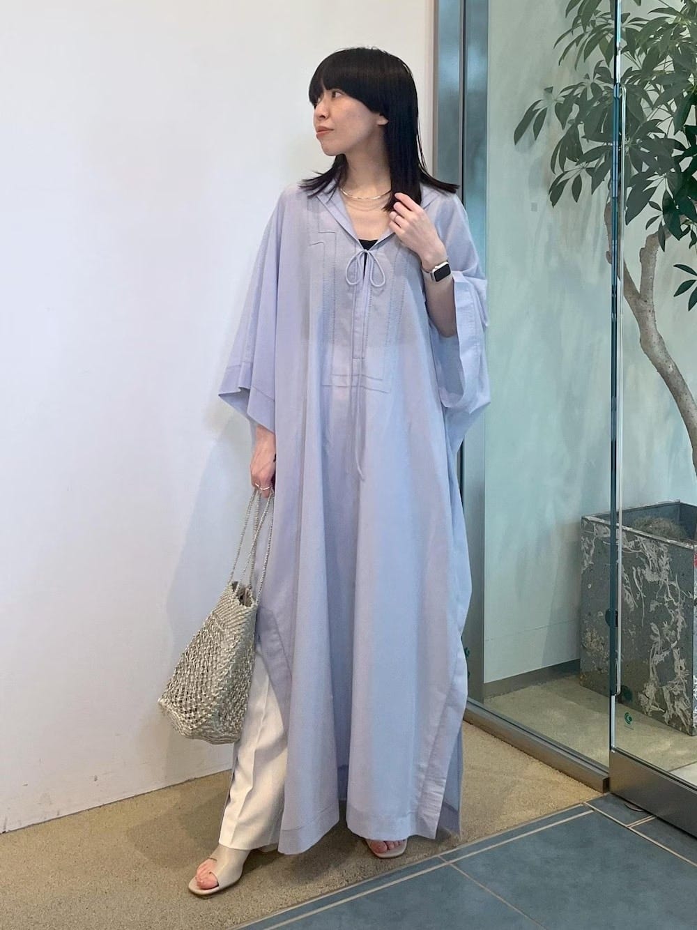 ゆったりと流れるようなシルエットで、涼しく着られるカフタンワンピース 出典:WEAR