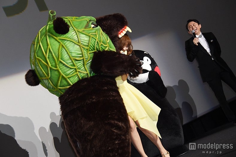 メロン熊にハグのご褒美をする小嶋陽菜