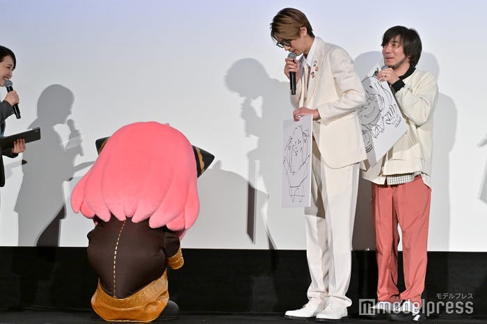 うずくまるアーニャに絵を見せる江口拓也、松田健一郎(C)モデルプレス
