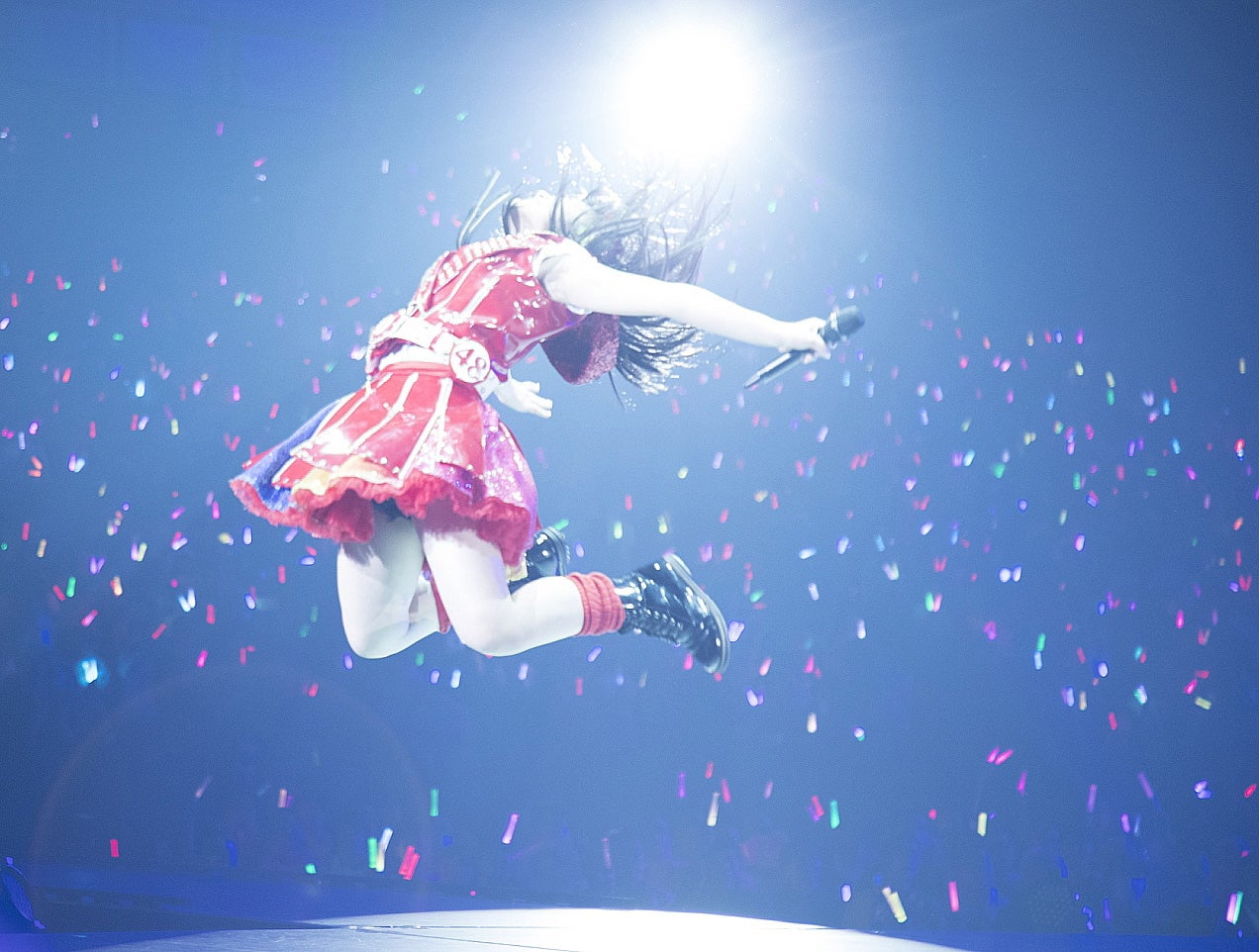 矢吹奈子　エビ反りジャンプ （C）AKS