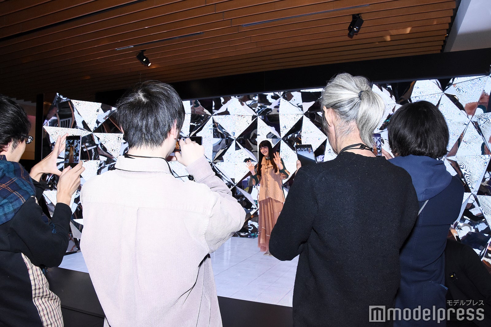 囲まれる松井愛莉（C）モデルプレス