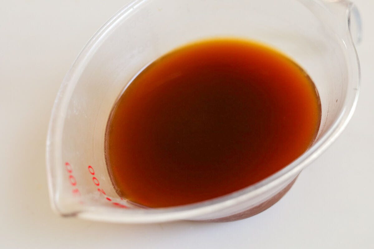 計量カップに入った濃い茶色の調味料液の俯瞰写真