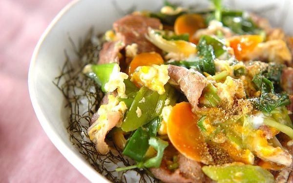 鶏肉の代わりに牛肉で作る！　ボリューム満点で食べ応えがある「他人丼」
