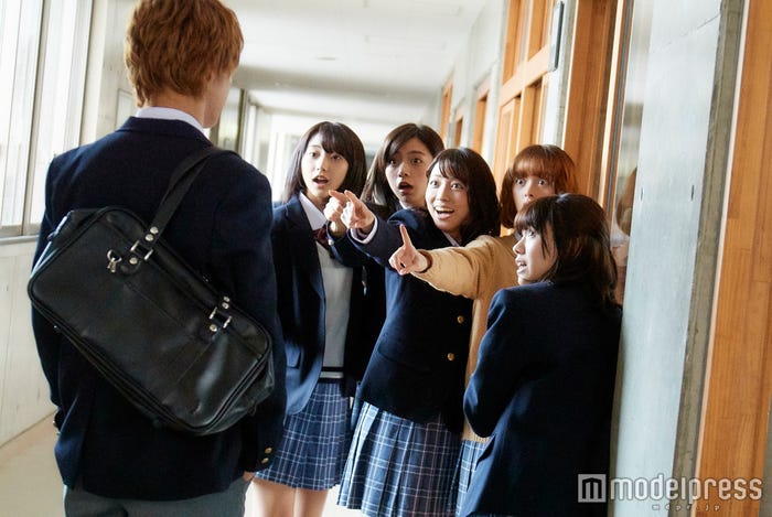 学校イチのイケメンが彼氏って本当!?(C)八田鮎子/集英社(C)2016 映画「オオカミ少女と黒王子」製作委員会