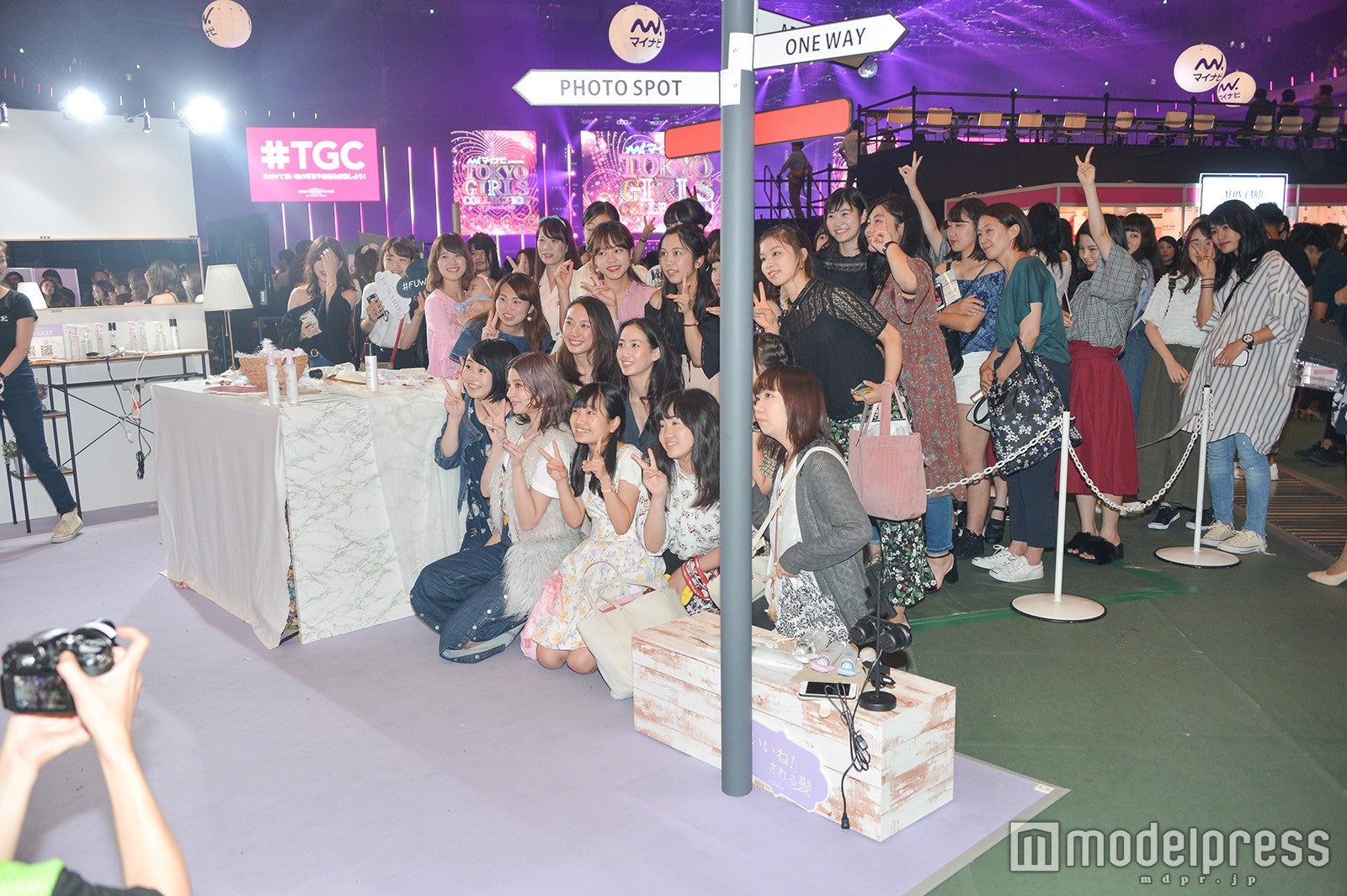 来場者との記念撮影（C）モデルプレス
