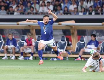 39歳、長友佑都ヒヤリ いきなりバックパス奪われる場面に騒然 ボレーショートでも沸かせる 終盤はキャプテンマーク巻いてプレー