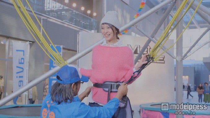 装置を付けドキドキの武井咲／NEC新TVCM「LaVie CHALLENGE！！」篇より