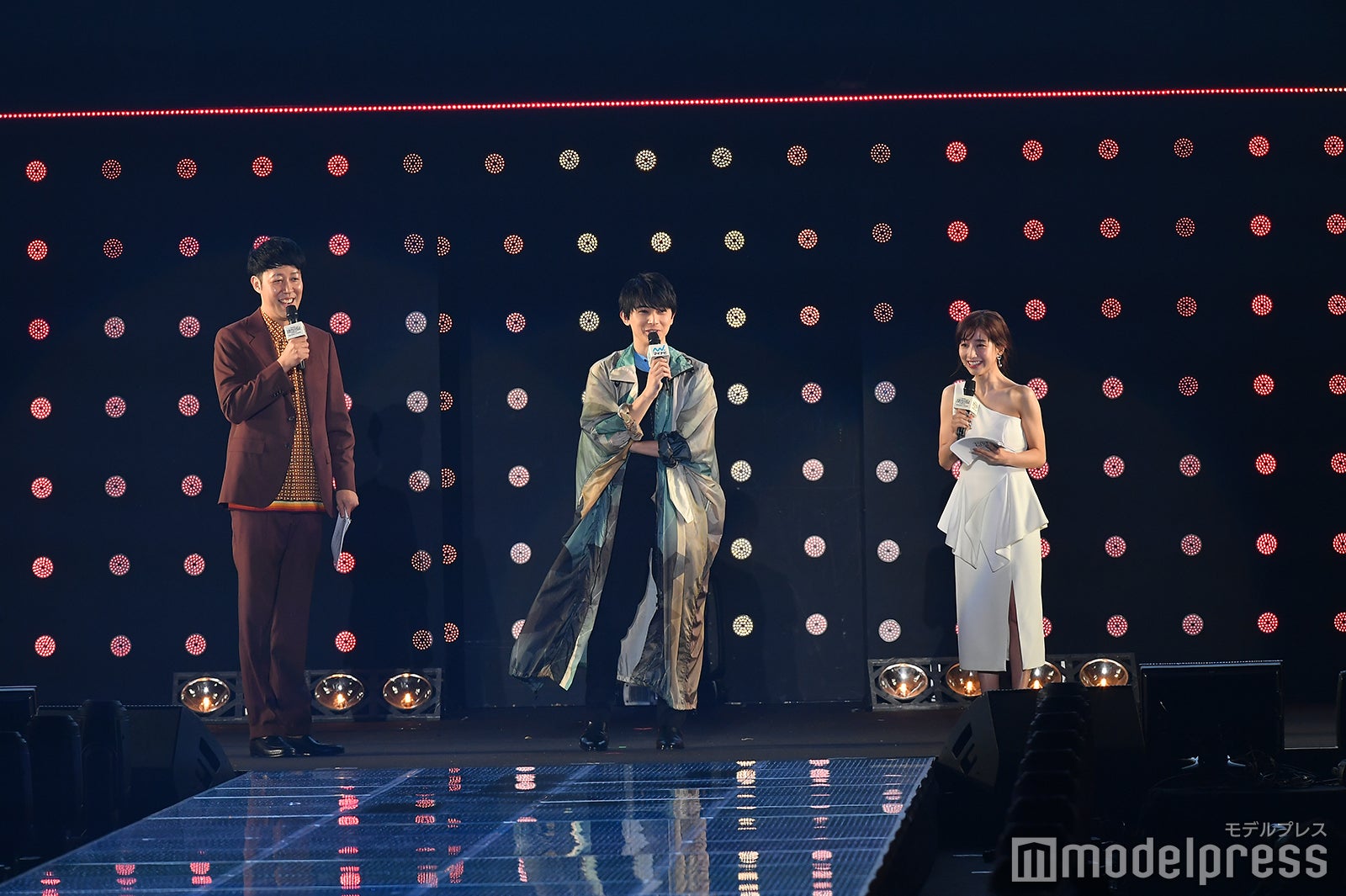 （左から）小籔千豊、吉沢亮、田中みな実（C）モデルプレス