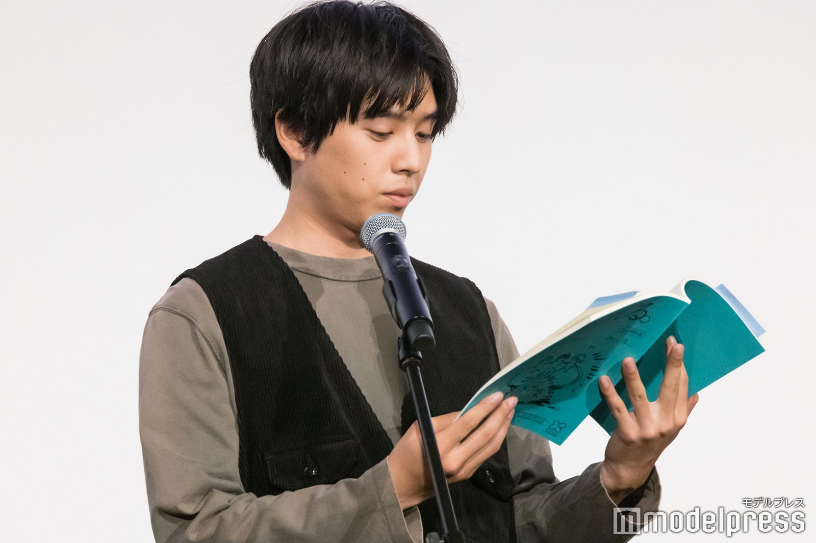 アフレコを披露する坂東龍汰（C）モデルプレス