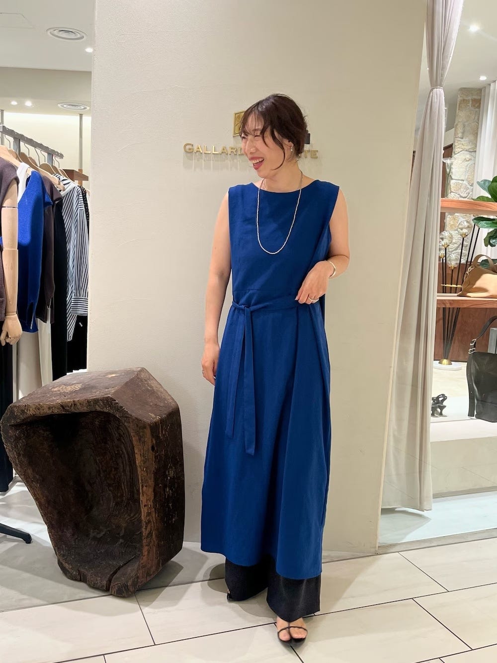 ウエストマークで腰の位置を高めに見せて。すらっとした脚長効果があります 出典:WEAR