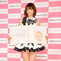 「AKBaby」を紹介するAKB48大島優子