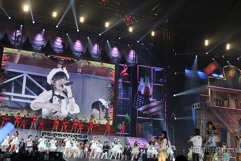 ライブの様子（C）AKS