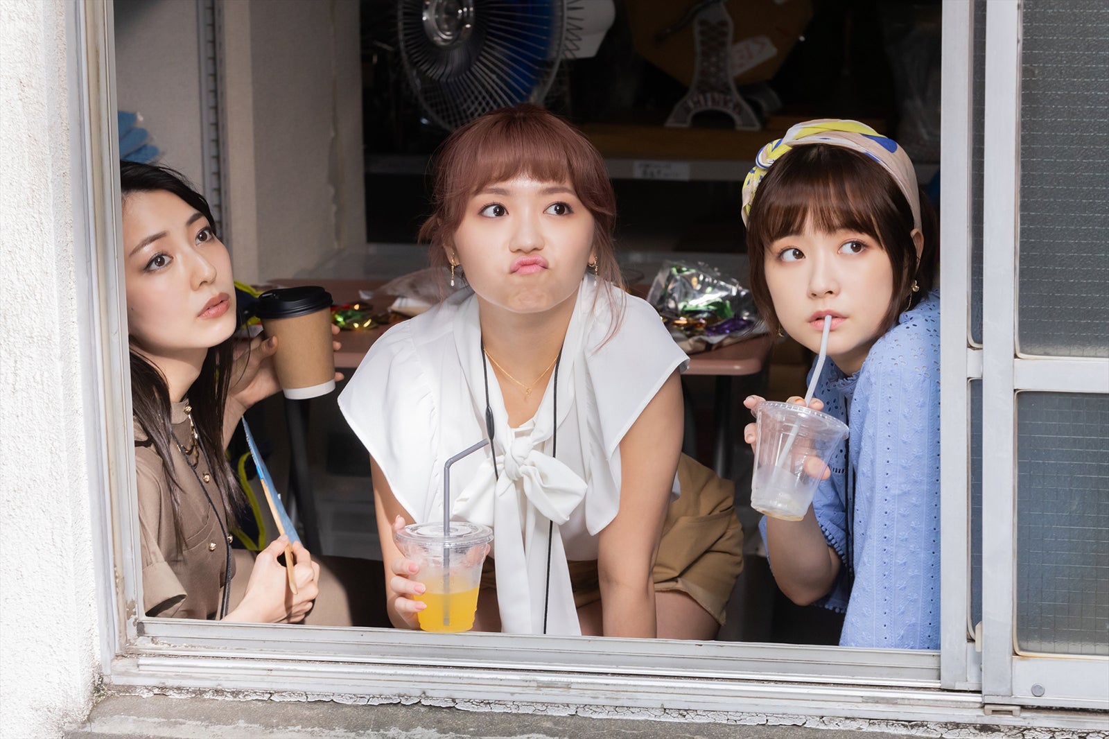 小島梨里杏、大原優乃、l大原櫻子「結婚予定日」第2話より（C）「結婚予定日」製作委員会・MBS