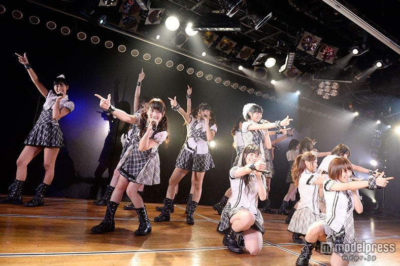 8日に行われたチームA「恋愛禁止条例」公演の様子（C）AKS