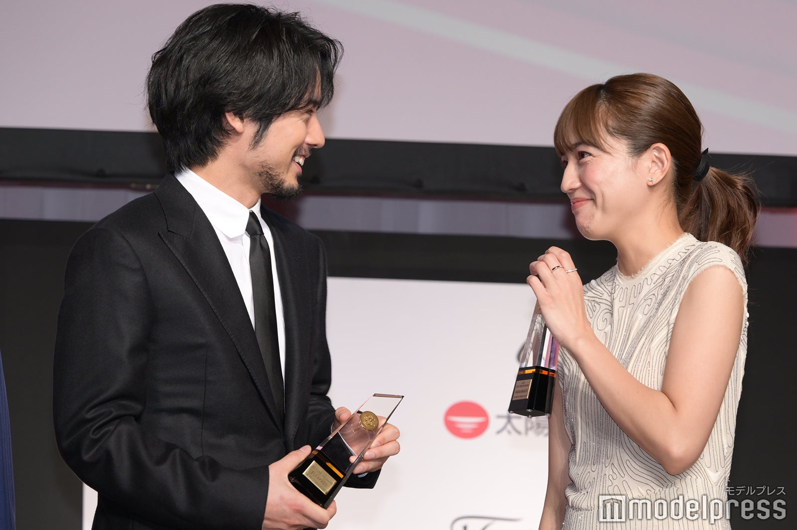 赤楚衛二、川口春奈 （C）モデルプレス