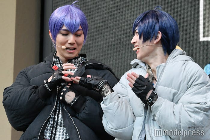 ジェットコースターでチョコを渡す和田雅成と安里勇哉 (C)モデルプレス