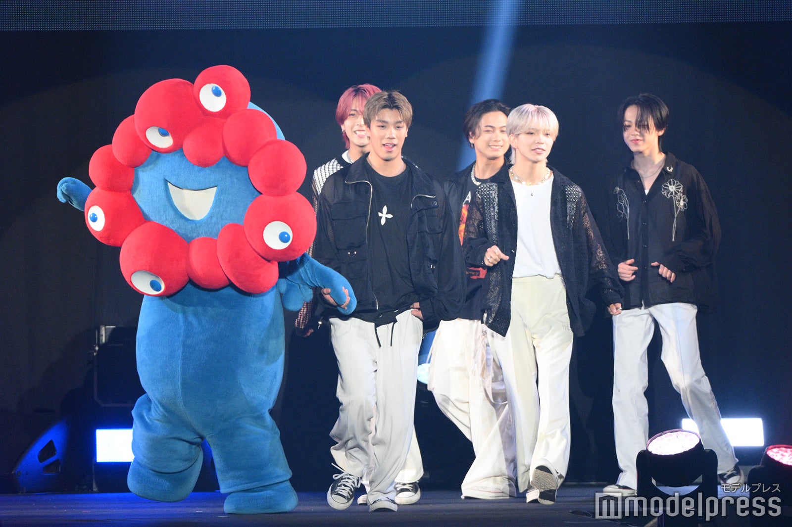 ミャクミャクとLIL LEAGUE（C）モデルプレス