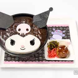 「クロミの黒カレーうどん~バクの好物!!たこ焼き付き~」¥1,280【モデルプレス】