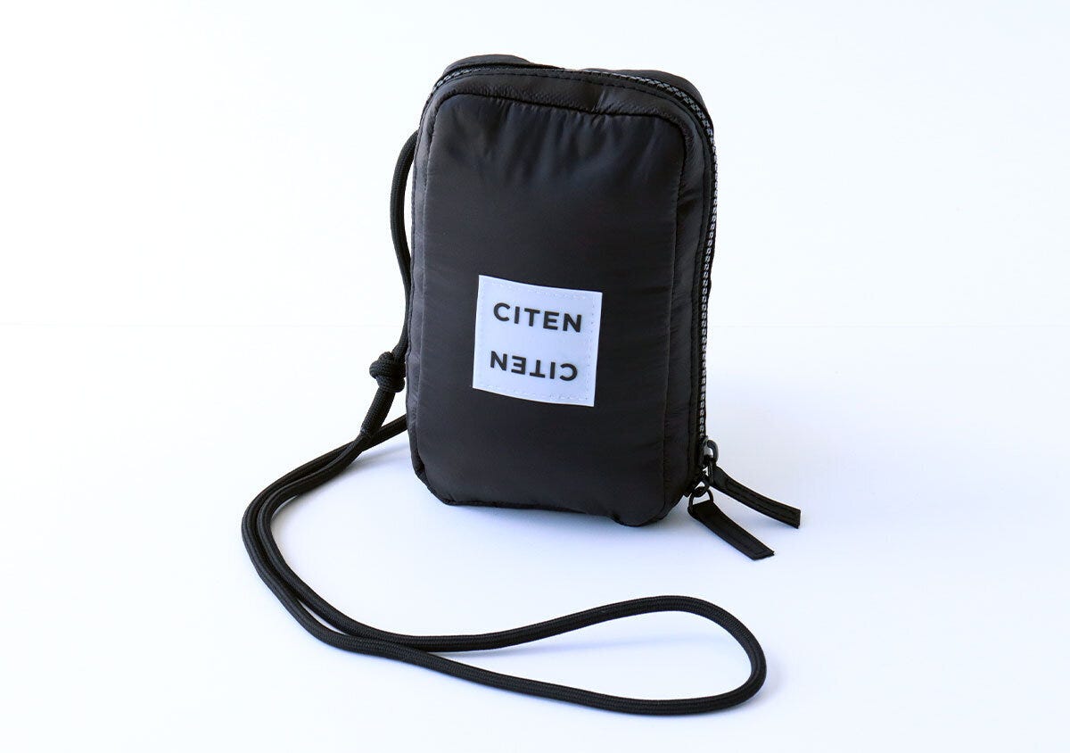 黒いパファー素材のCITENスマホショルダーバッグの全体像 黒いパファー素材のCITENスマホショルダーバッグの全体像
